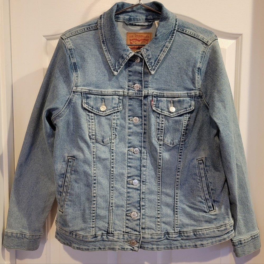 NWOT Levi's Classic Blue Denim Jacket
